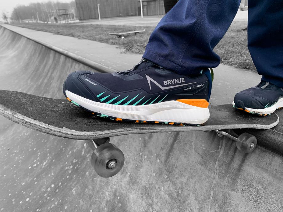 100201 - LAB TEXTILE BOA® på et skateboard i en skaterpark
